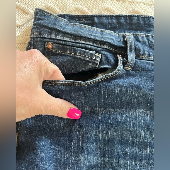 Levi’s Signature denim Distressed Medium Wash Cuffed Jean Shorts Size 24 Plus - Picture 3 of 16